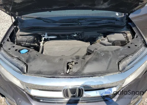 2022 Honda Pilot Touring z USA, uszkodzony, nr VIN 5FNYF5H61NB017809